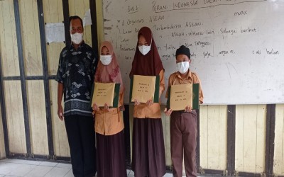 Penyerahan Hasil Penilaian Akhir Semester Tahun Pelajaran 2021/2022